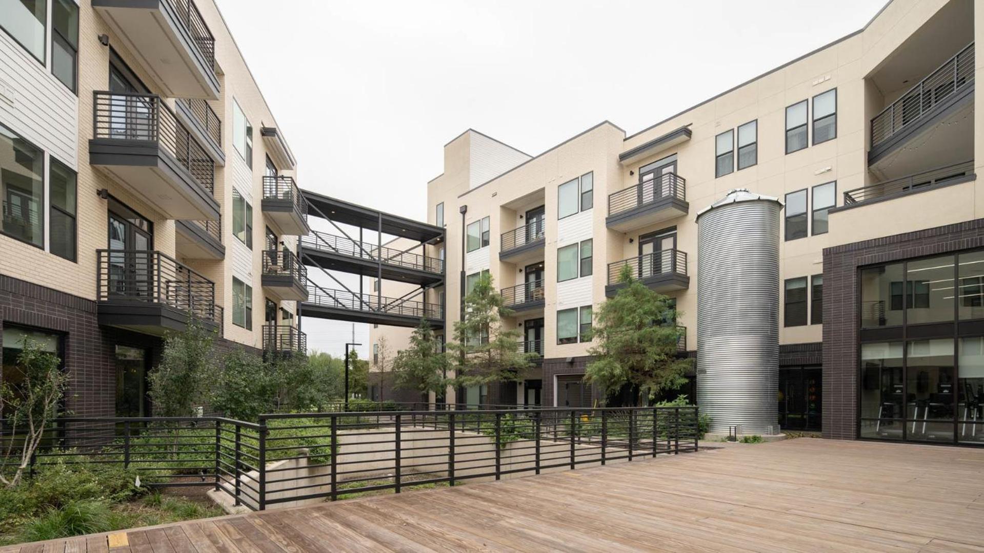 Downtown With Pool And Trail Access Apartment *